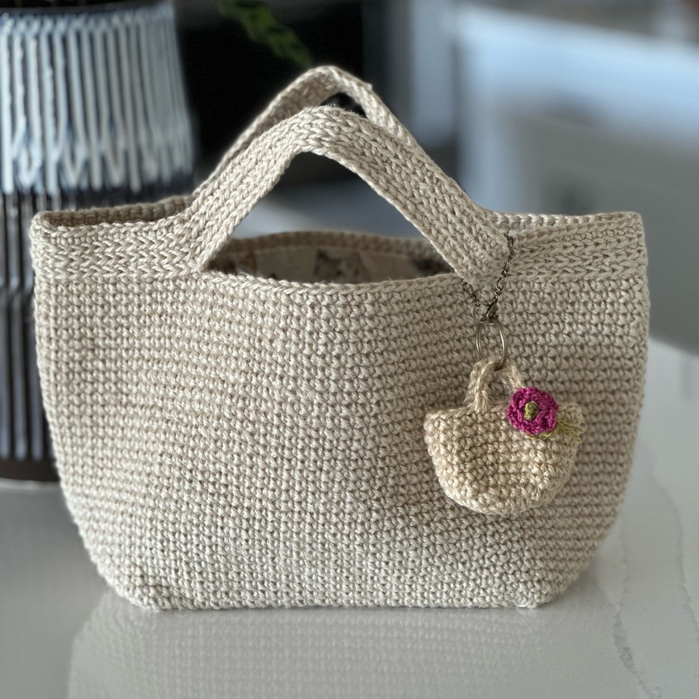 VIVIANO handmade crochet bag. Made of natural jute and lined. NWOT.
